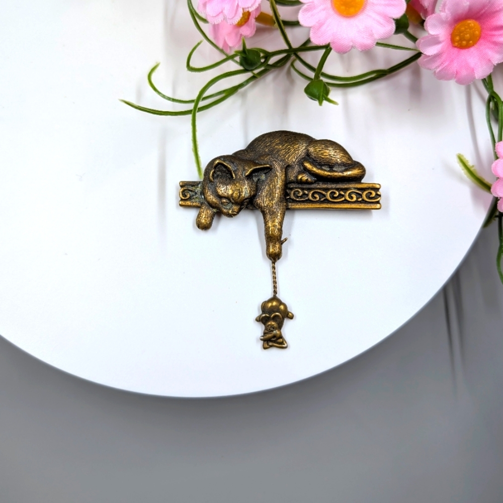 JJ Signed Vintage Cat And Dangling Mouse Bronze Toned Brooch